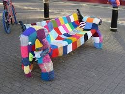 yarn-bombing-banc-elephant